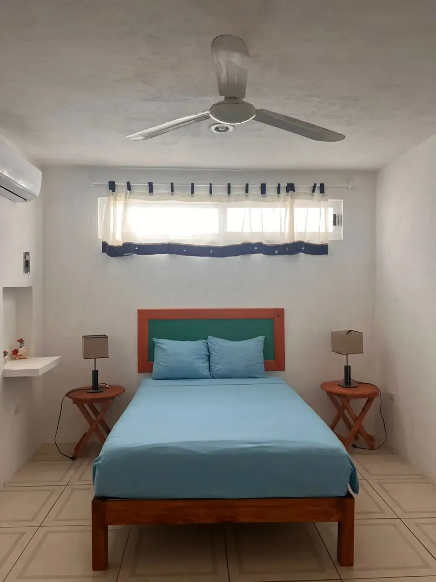Habitación con cama matrimonial