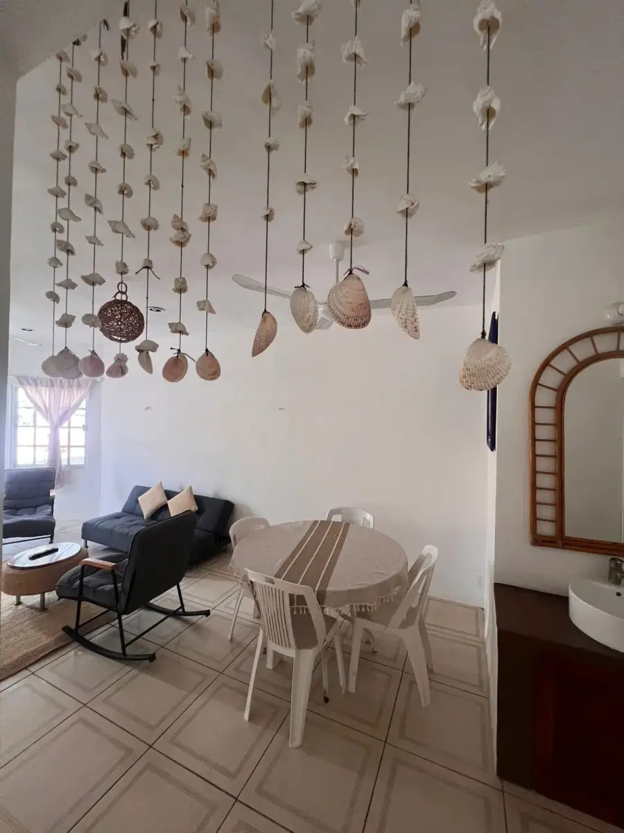 Sala con cortina de conchas